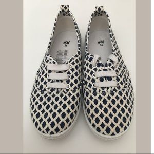 H&M Navy & Ivory Canvas Lace Up Sneakers Size 6